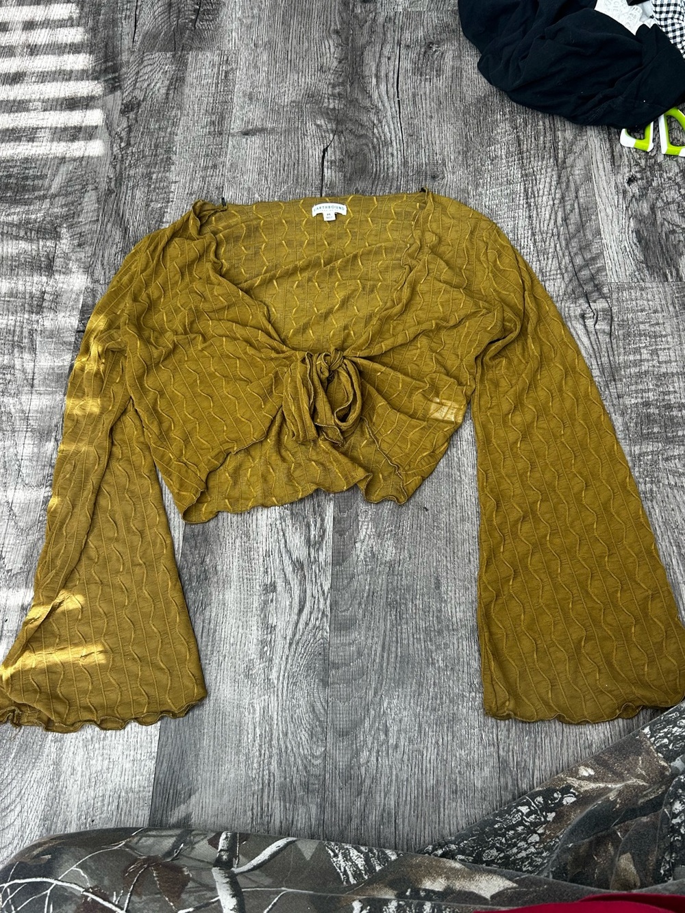 Tie-Front Cropped Knit Top in green/yellow